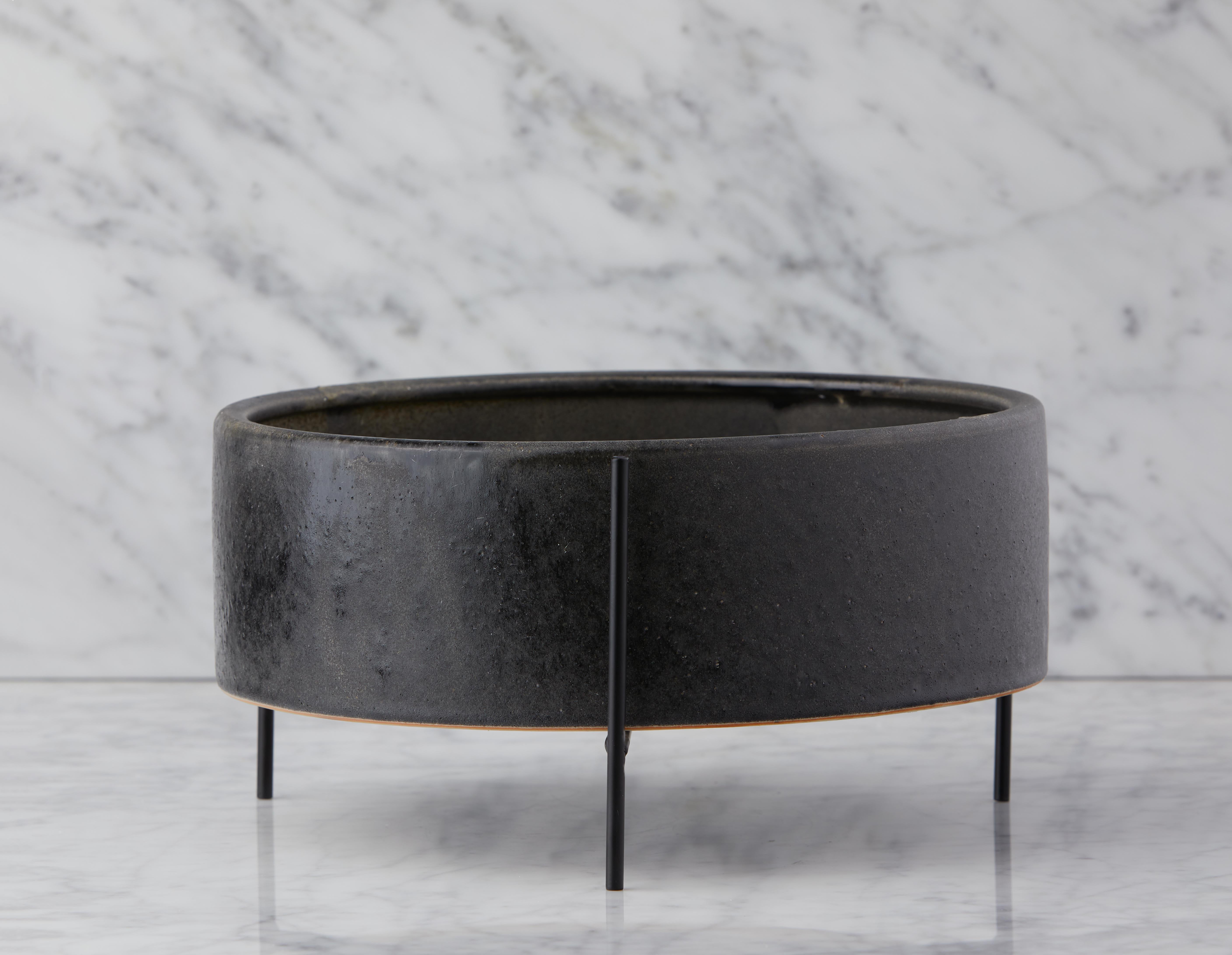 KENDALL cache-pot en céramique avec support en métal 34 cm undefined