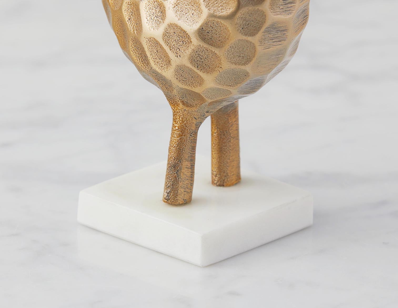 BEYA sculpture en aluminium avec base en marbre 22 cm undefined