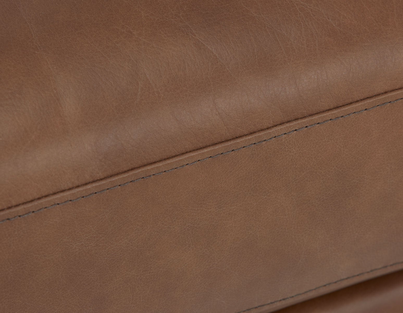 AMARI fauteuil club classique 100% cuir undefined
