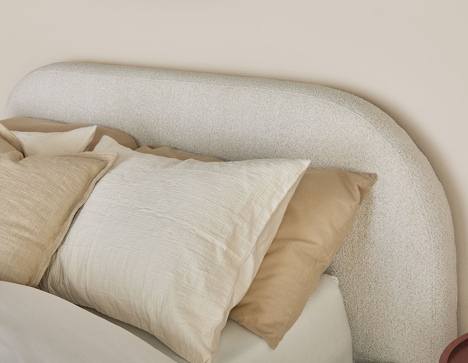 AURETTA grand lit rembourré moderne et contemporain undefined