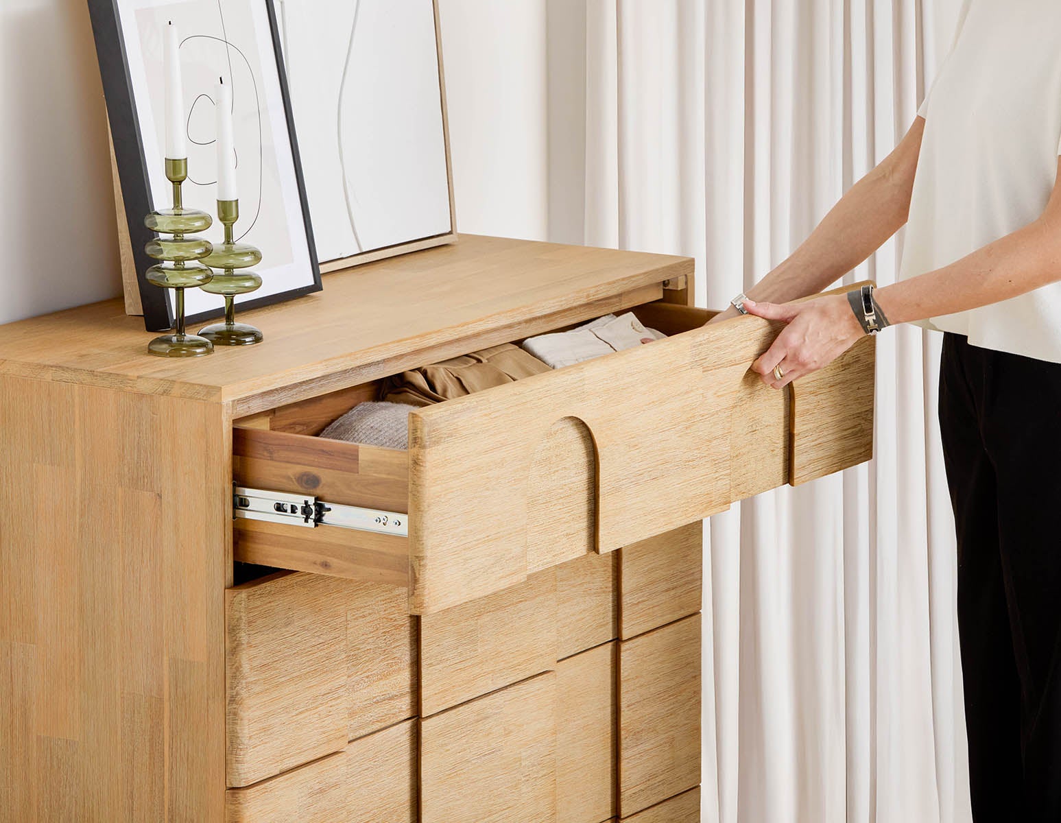 PRIYA elegant 4-drawer chest undefined
