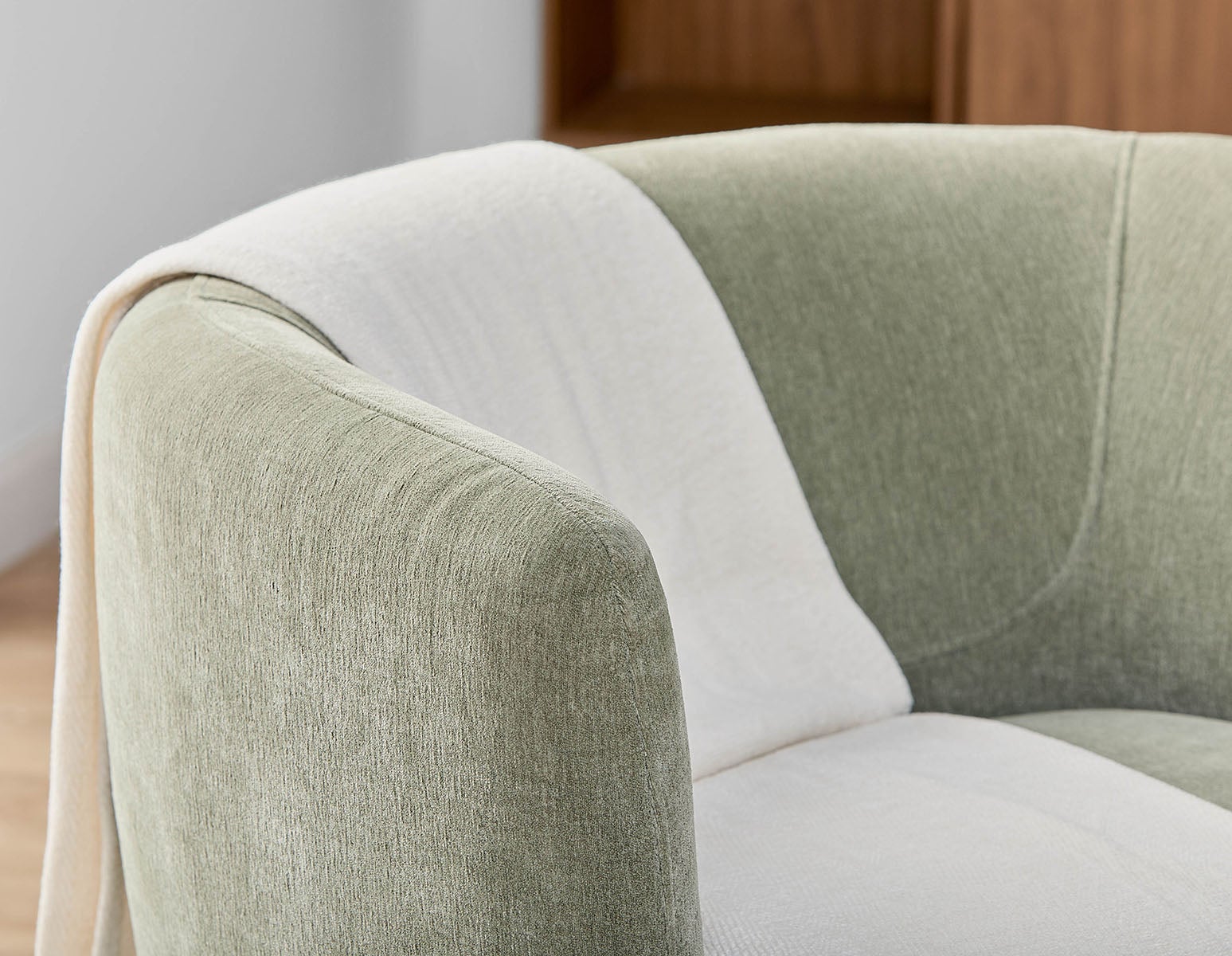 ROANNE accent chair undefined
