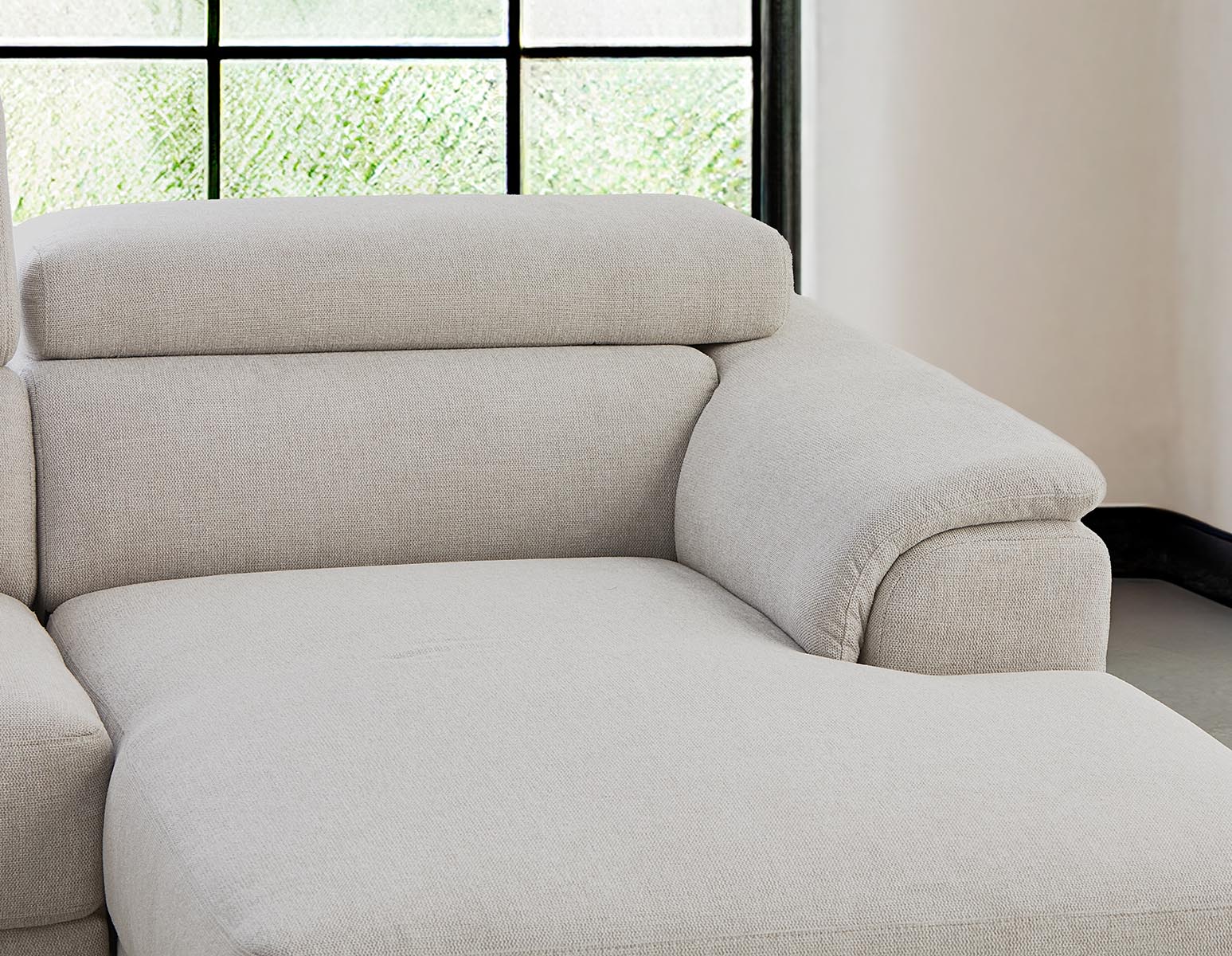 VENTURA modern right-facing sectional sofa undefined