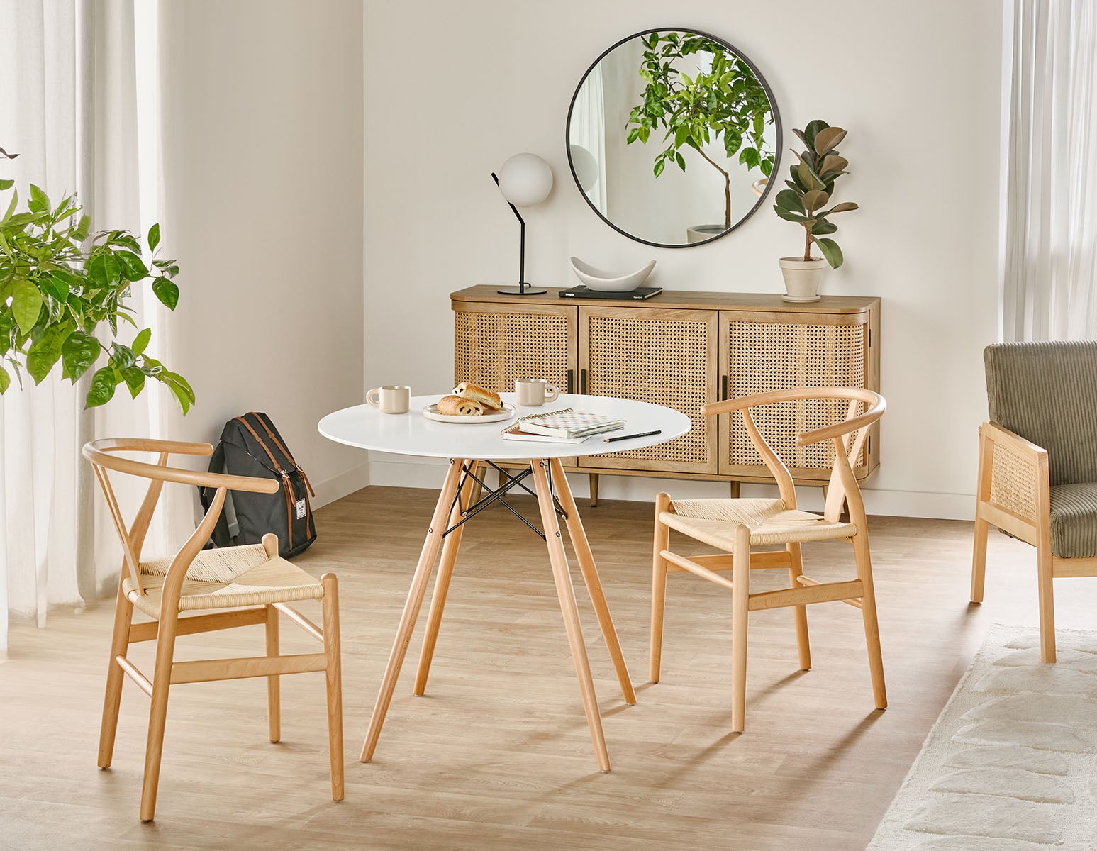 EIFFEL table ronde au fini laqué avec base en bois d'hêtre massif 90 cm undefined