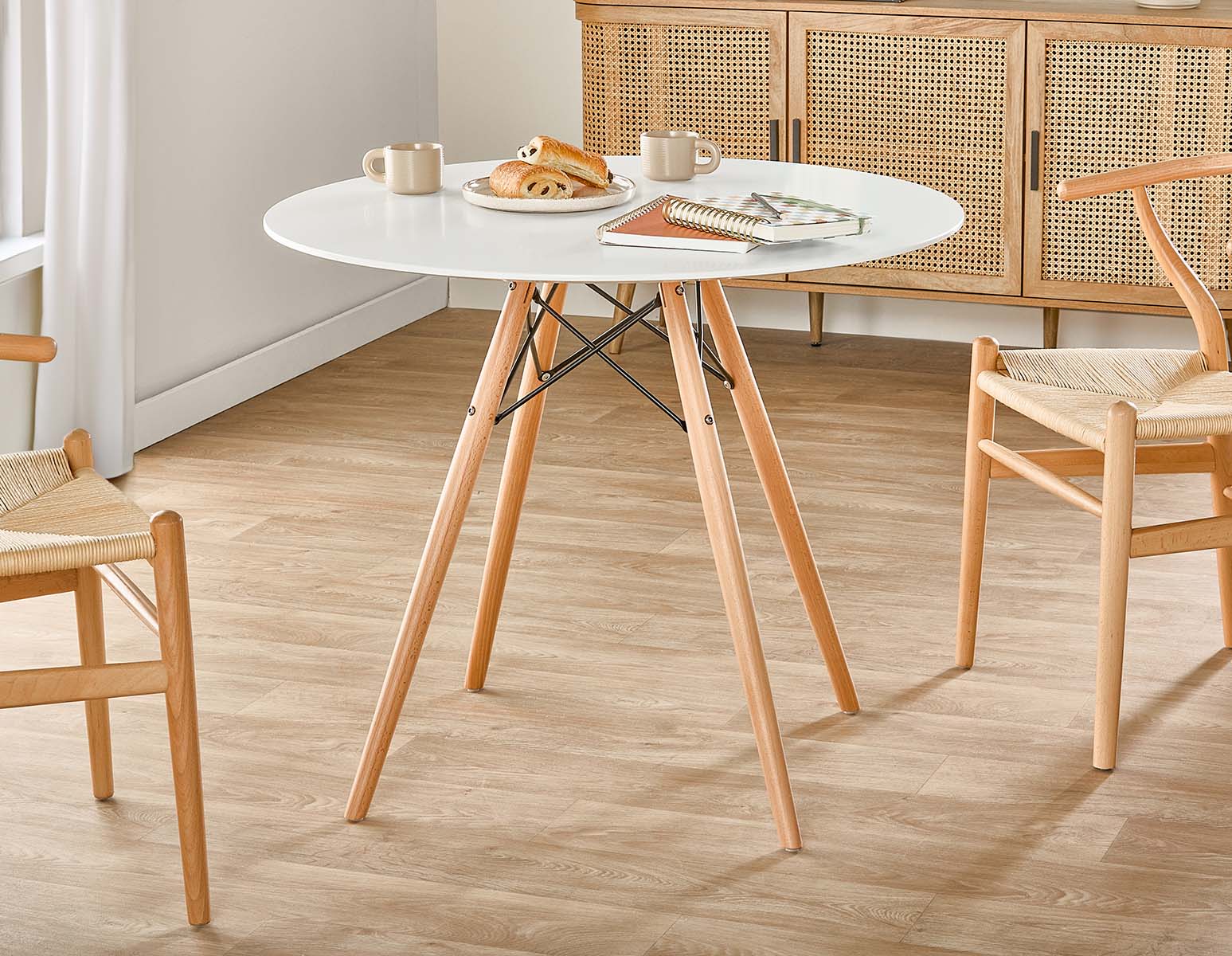 EIFFEL table ronde au fini laqué avec base en bois d'hêtre massif 90 cm undefined